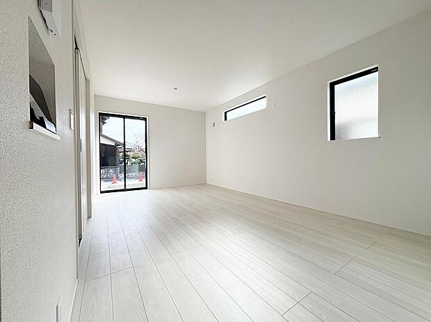 【リビング】【１号棟】ご家族みんなで長い時間を過ごすリビングは一番居心地のいいものであって欲しいですね。開放感のある広々リビングに光と風を呼び込みます。収納も多く快適な住空間を実現します。