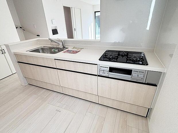 【キッチン】【１号棟】収納力豊富なシステムキッチン。大型スライド収納付きで、すっきり片付けやすいキッチンです。
床下収納もついてたっぷり収納できます♪