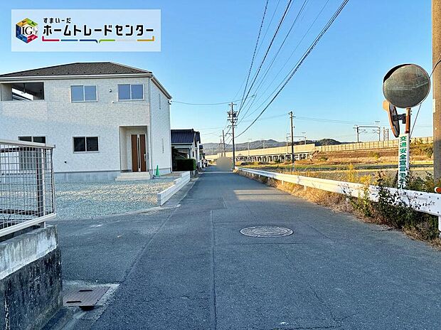 【前面道路含む現地写真】前面道路は閑静な住宅地をはしる車通りの少ない道路。お車の出し入れが苦手な方や小さなお子様にも安心ですね。しっかり舗装もされているので、ベビーカーや自転車で通っても快適に通行できます。