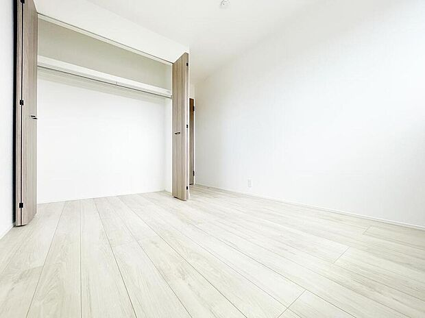 【リビング以外の居室】充分な広さと収納機能を備えた部屋はお子様の自発性と成長を促します。お子様の成長を支える、勉強や好きなことに没頭する学びの空間にどうぞ。