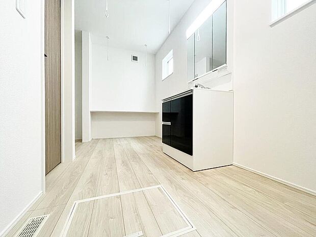 【洗面台・洗面所】ゆとりの洗面スペースで朝の身支度も快適スムーズに。３面鏡で髪のセットやお化粧もストレスなくこなせ、朝から気分良く通勤通学に向かえそうですね！
雨の日にうれしい室内用物干し付き♪