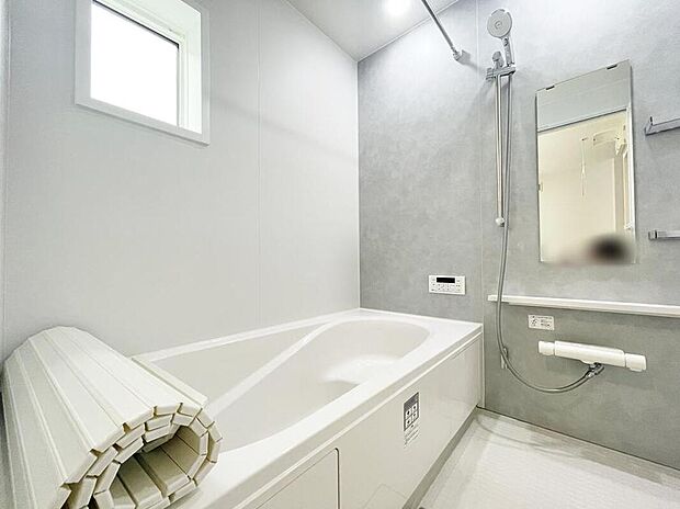 【浴室】アクセントパネルで落ち着きのある雰囲気を演出したバスルーム♪毎日の疲れを癒やすバスタイムをお楽しみ下さい！浴室換気乾燥暖房機付きで、ジメジメした季節や雨の日には、浴室内干しも可能！