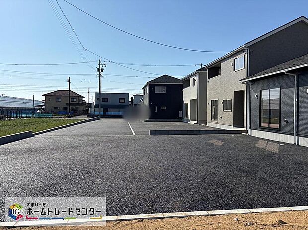 【前面道路含む現地写真】並列２台駐車ができるカースペースを確保しました！　　　
来客時も安心です♪
セカンドカー用にもお使い頂けます。