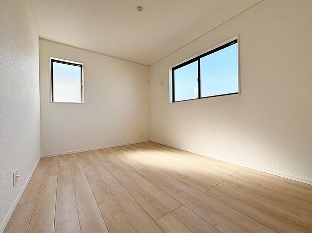 【リビング以外の居室】【３号棟】２面採光を施した為、晴れの日の日中はいつも明るい室内に。
窓を開放すれば気持ちの良い風が入り込んできます。