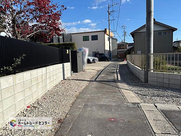 【 前面道路含む現地写真】交通量が少ない住宅街なので雨の日でも車の走行音も気になりません。住人以外の車の進入も少なく、小さなお子様を持つご家庭にも安心です◎