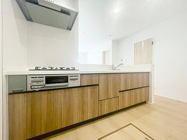 【キッチン】収納力豊富なシステムキッチン。大型スライド収納付きで、すっきり片付けやすいキッチンです。
床下収納もついてたっぷり収納できます♪