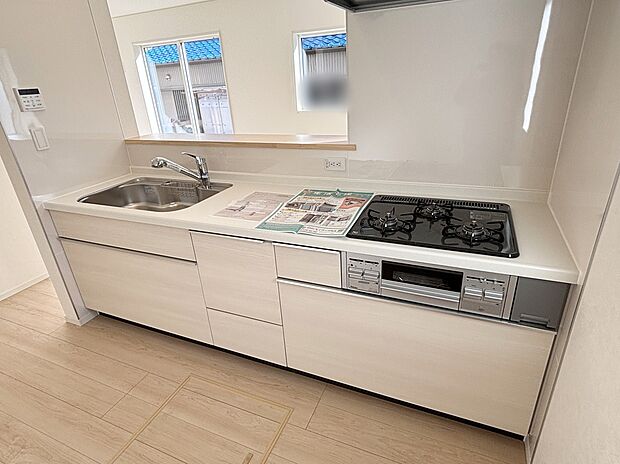 【キッチン】【１号棟】収納力豊富なシステムキッチン。大型スライド収納付きで、すっきり片付けやすいキッチンです。
床下収納もついてたっぷり収納できます♪