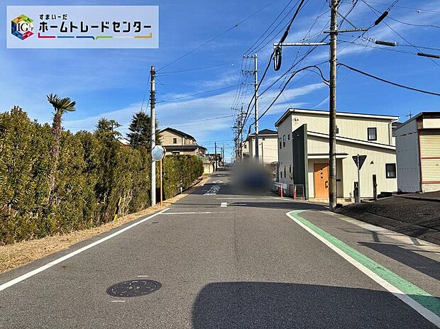 【前面道路含む現地写真】前面道路の幅員は2.7~7.1m。見通しが良く駐車もゆとりをもって行えます♪