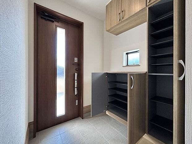 【玄関】【J棟】明るくて清潔感溢れる玄関。
便利な下駄箱収納付きです♪
散らかりがちな玄関もすっきりと片付きます。