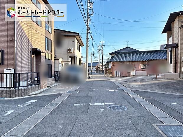 【前面道路含む現地写真】前面道路は交通量の少ない道路です。ゆとりがあり、駐車時もゆっくりと落ち着いて行える立地環境になっています♪　　