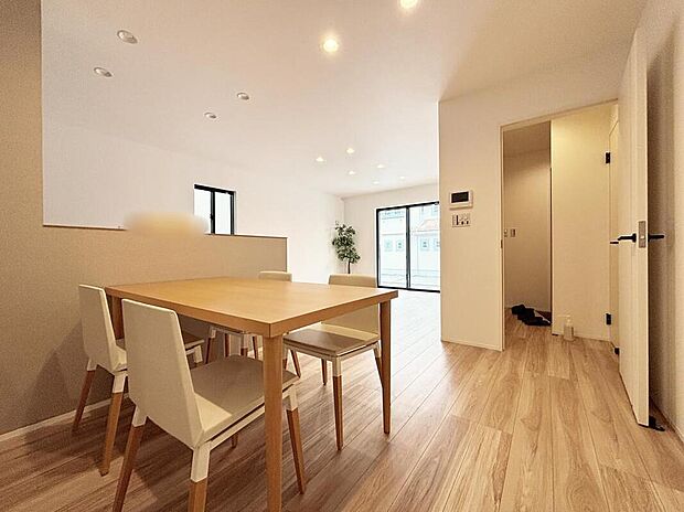 【リビング】心地よい明るい雰囲気のリビング♪採光は良好です！　　
家族団らんの時間も増えそうなくつろぎの場所になりそうです♪