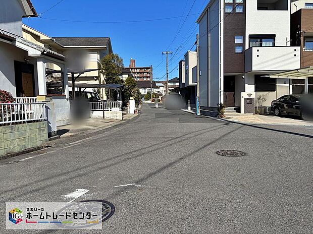 【前面道路含む現地写真】交通量が少ない住宅街なので雨の日でも車の走行音も気になりません。住人以外の車の進入も少なく、小さなお子様を持つご家庭にも安心です◎