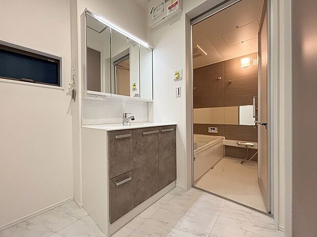 【洗面台・洗面所】暮らしを快適にする三面鏡仕様の洗面化粧台。
収納力と機能性に優れた使いやすい設備で、忙しい朝の身支度もスムーズに♪