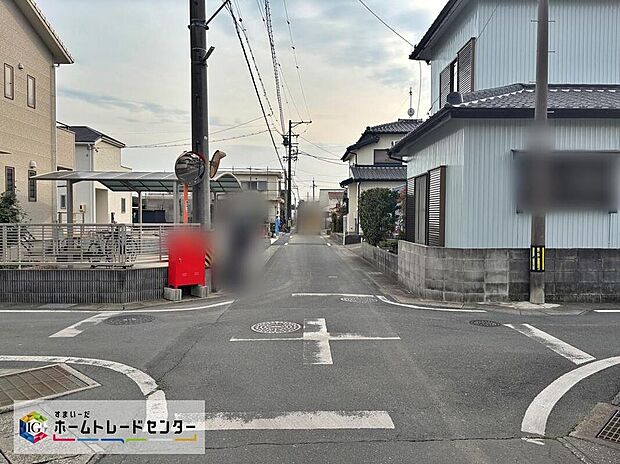 【前面道路含む現地写真】前面道路は交通量の少ない道路です。駐車時もゆっくりと落ち着いて行える立地環境になっています♪
