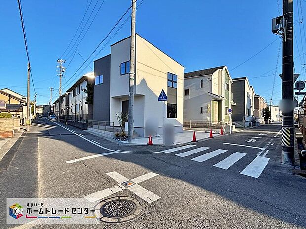 【前面道路含む現地写真】角地にあり、建物同士の距離があるため、暮らしの空間に明るい陽光や爽やかな清風を届けてくれます。過ごしやすい空間の中で、ご家族も穏やな暮らしを送れそうです♪