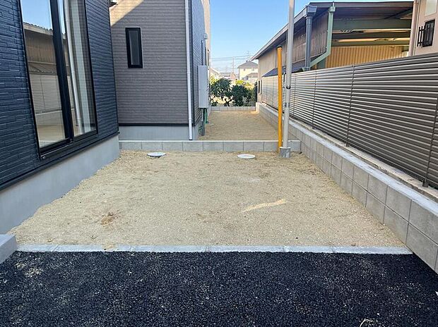 【庭】お庭がございます♪
小さなお子様の遊び場や、ガーデニング・家庭菜園、BBQなどお好みにお楽しみいただけます♪