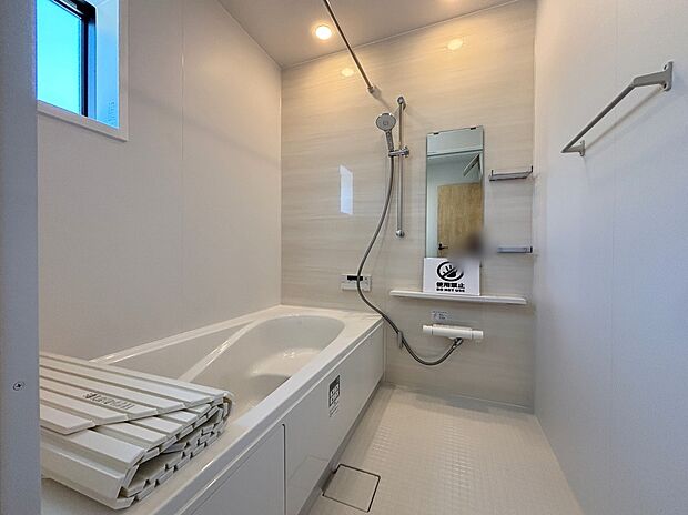 【浴室】【１号棟】１坪以上広さを設けた浴室で、ゆったりバスタイム♪
お子様と一緒に入るにも充分な広さです。
一日の疲れを癒せます♪