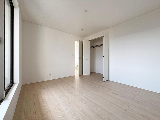 【リビング以外の居室】【2号棟】広々とした居住空間は日々の暮らしを彩り、心のやすらぎと満足感を与えてくれます。通風と採光を考慮した設計は子供たちはのびのび育ち、家族のくつろぎと団らんを生み出します。