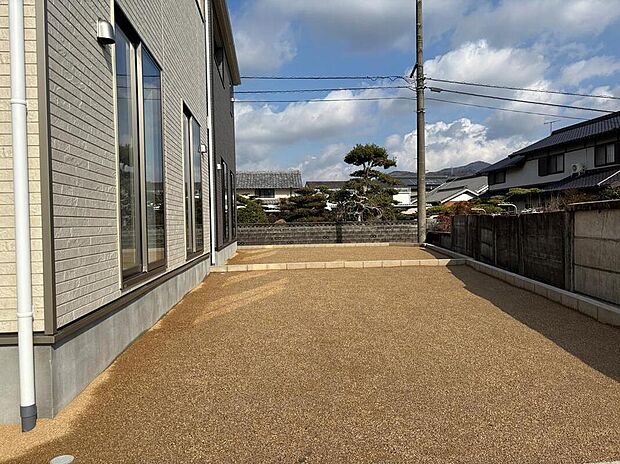 【 庭】【2号棟】お庭がございます♪
小さなお子様の遊び場や、ガーデニング・家庭菜園、BBQなどお好みにお楽しみいただけます♪