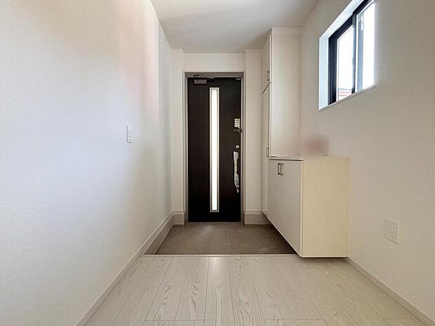 【玄関】【１号棟】明るくて清潔感溢れる玄関。
便利な下駄箱収納付きです♪
散らかりがちな玄関もすっきりと片付きます。