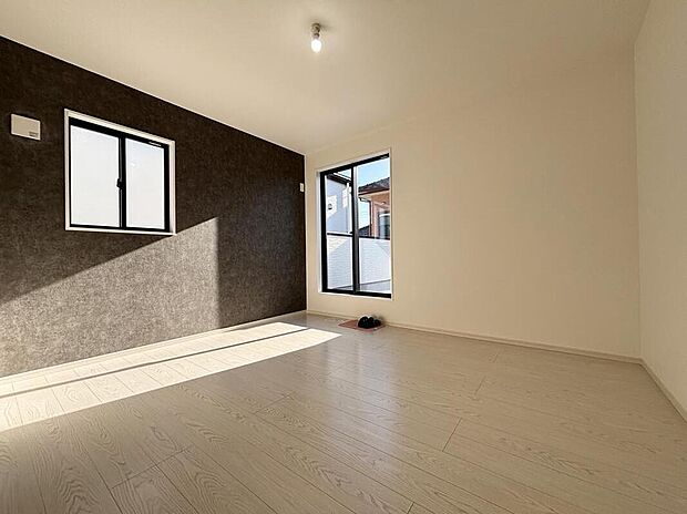 【リビング以外の居室】【１号棟】広々とした居住空間は日々の暮らしを彩り、心のやすらぎと満足感を与えてくれます。通風と採光を考慮した設計は子供たちはのびのび育ち、家族のくつろぎと団らんを生み出します。