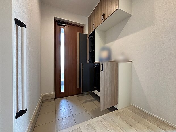 【玄関】明るくて清潔感溢れる玄関。
便利な下駄箱収納付きです♪
散らかりがちな玄関もすっきりと片付きます。　　　　　　