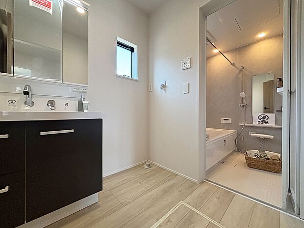 【洗面室】暮らしを快適にする三面鏡仕様の洗面化粧台。
収納力と機能性に優れた使いやすい設備で、忙しい朝の身支度もスムーズに♪