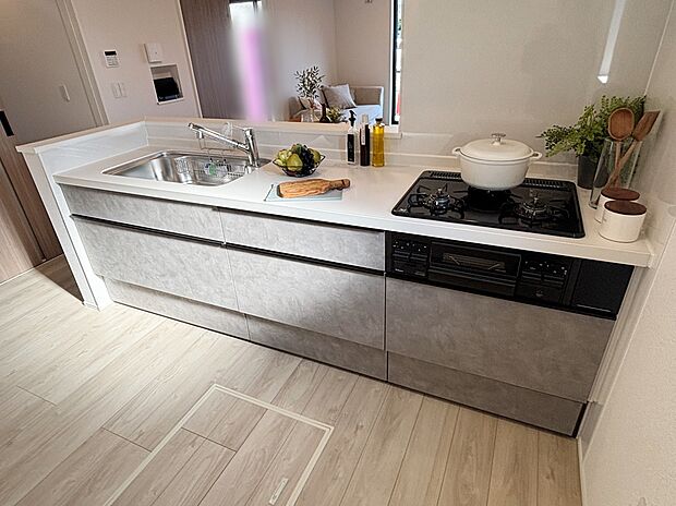 【キッチン】収納力豊富なシステムキッチン。大型スライド収納付きで、すっきり片付けやすいキッチンです。
床下収納もついてたっぷり収納できます♪