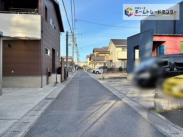 【前面道路含む現地写真】前面道路は閑静な住宅地をはしる車通りの少ない道路。お車の出し入れが苦手な方や小さなお子様にも安心ですね。しっかり舗装もされているので、ベビーカーや自転車で通っても快適に通行できます。