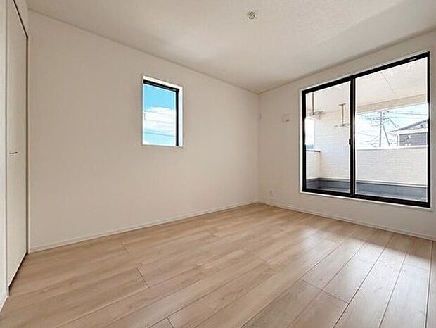 【リビング以外の居室】【１号棟】通風・採光にも優れ、心地よい光と風があふれています。  新築戸建でなければ体感できないひとときをご体感頂ける筈です。