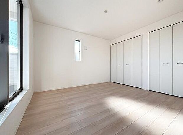 【リビング以外の居室】【１号棟】各居室に収納を設けました！
お洋服をたくさんお持ちの方でもたっぷり収納でき、お部屋を最大限広くご活用いただけます♪