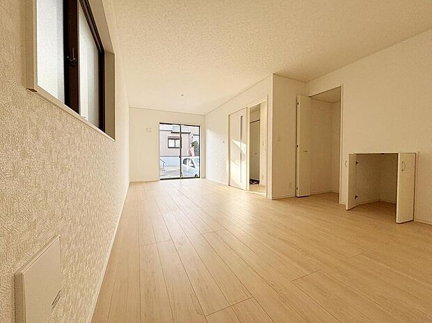 【リビング】【１号棟】心地よい明るい雰囲気のリビング♪採光は良好です！　　
家族団らんの時間も増えそうなくつろぎの場所になりそうです♪