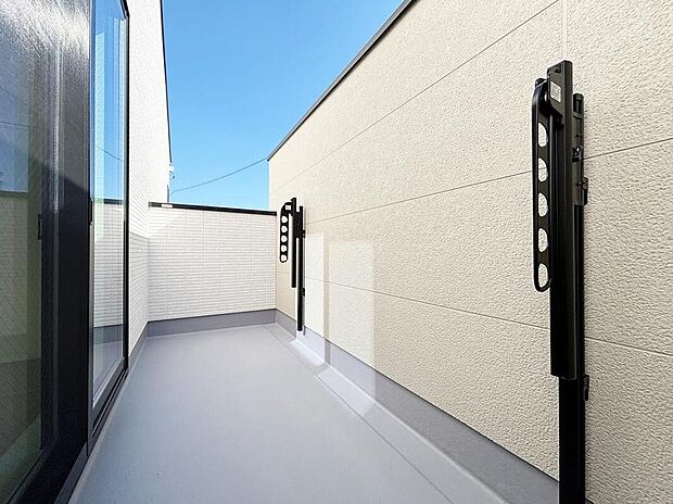 【バルコニー】家族分の洗濯物もしっかり干せます。日当たりも良く、毎日のお洗濯が楽しくなりそう♪お布団は手軽に干せていつもポカポカに☆