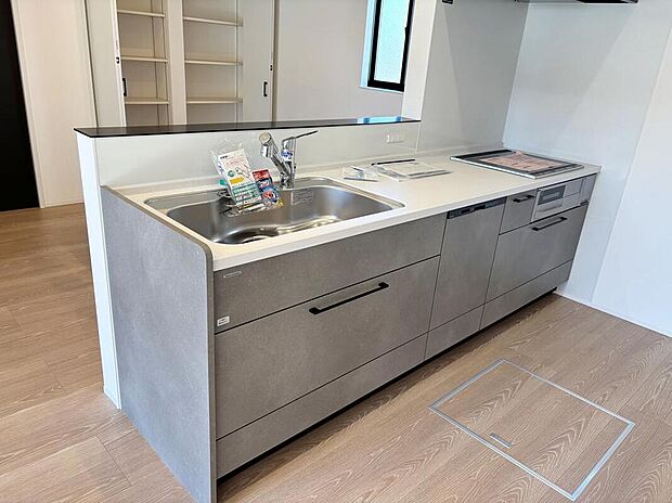 【キッチン】収納力豊富なシステムキッチン。大型スライド収納付きで、すっきり片付けやすいキッチンです。
床下収納もついてたっぷり収納できます♪