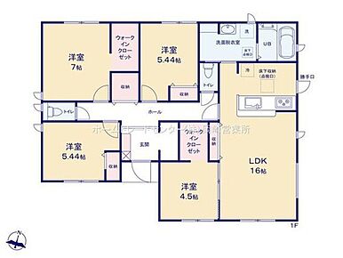 子育て中にも老後の生活にも生活しやすい平屋建て☆対面式キッチンからはリビングで過ごす家族の様子がわかり安心です◎リビングから洗面室～浴室へアクセスでき、家事動線もスムーズ♪ 