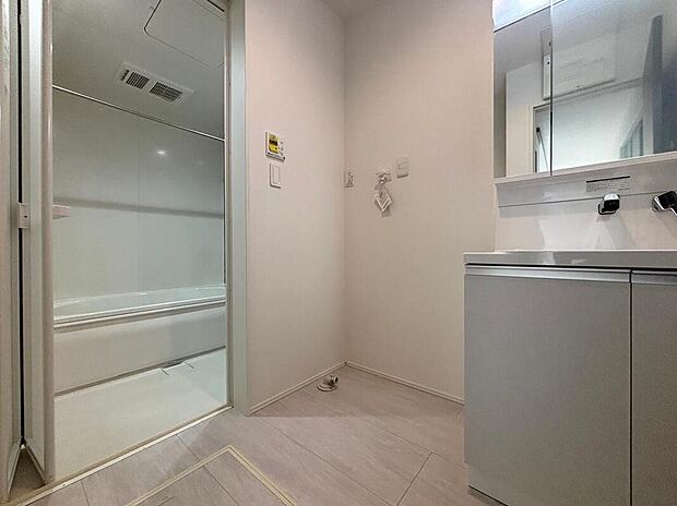 【洗面台・洗面所】【1号棟】暮らしを快適にする三面鏡仕様の洗面化粧台。
収納力と機能性に優れた使いやすい設備で、忙しい朝の身支度もスムーズに♪