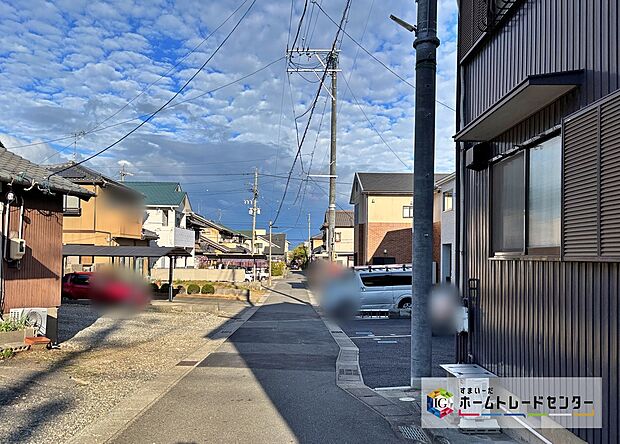 【前面道路含む現地写真】交通量が少ない住宅街なので雨の日でも車の走行音も気になりません。住人以外の車の進入も少なく、小さなお子様を持つご家庭にも安心です◎
