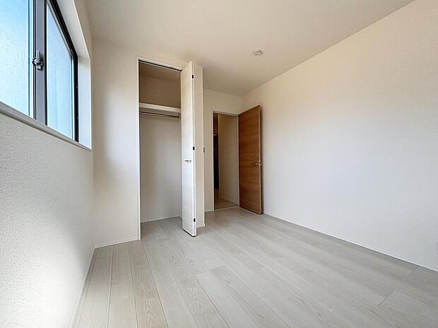 【リビング以外の居室】家族一人ひとりの大切なプライベート空間。趣味に合わせて使って頂けるようシンプルに仕上げてあります。暮らし心地を大きく左右する収納を、適材適所に配置し使い勝手を考慮しました。