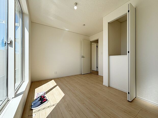 【リビング以外の居室】充分な広さと収納機能を備えた部屋はお子様の自発性と成長を促します。お子様の成長を支える、勉強や好きなことに没頭する学びの空間にどうぞ。
