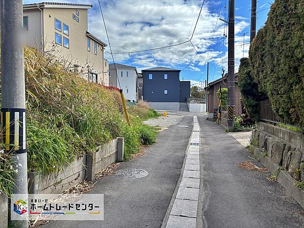 【前面道路含む現地写真】交通量が少ない住宅街なので雨の日でも車の走行音も気になりません。住人以外の車の進入も少なく、小さなお子様を持つご家庭にも安心です◎