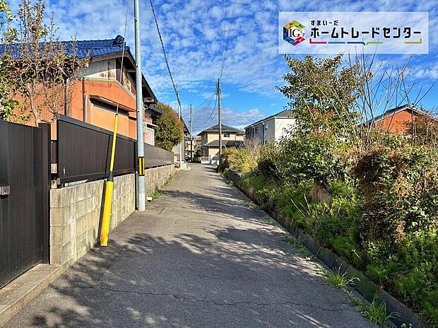 【前面道路含む現地写真】前面道路は交通量の少ない道路です。ゆとりがあり、駐車時もゆっくりと落ち着いて行える立地環境になっています♪