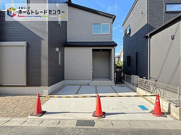 【駐車場】【1号棟】並列で2台駐車可能なカースペースをご用意しております!もちろんご家族分の駐輪スペースとしても使用できます。急な来客でも気兼ねなくお招きできますね♪