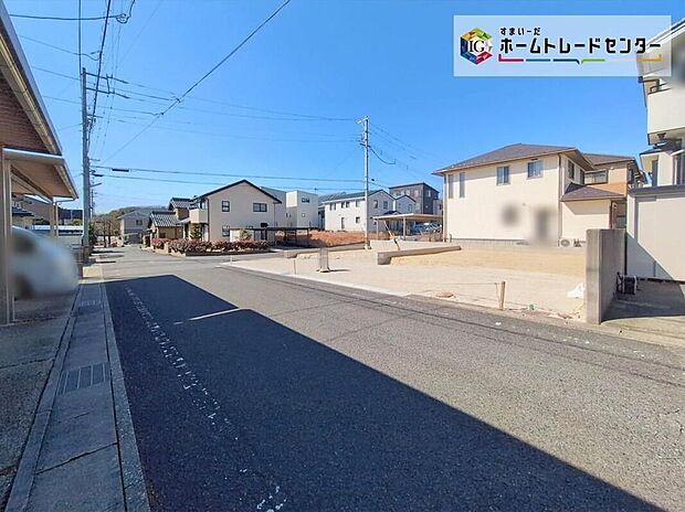 【前面道路含む現地写真】前面道路の幅員は６ｍ。見通しが良く駐車もゆとりをもって行えます♪

