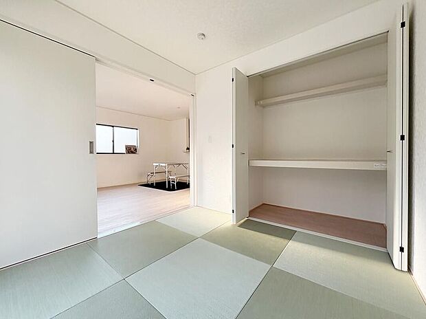 【リビング以外の居室】【１号棟】リビング横に和室有り！和の雰囲気が居心地の良い空間を作り出します。