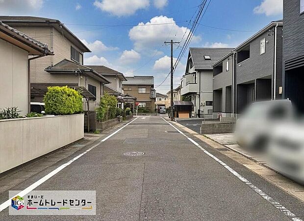 【前面道路含む現地写真】交通量が少ない住宅街なので雨の日でも車の走行音も気になりません。住人以外の車の進入も少なく、小さなお子様を持つご家庭にも安心です◎