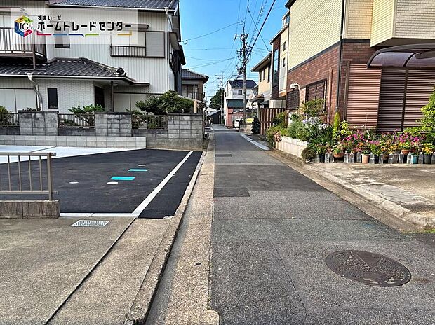【前面道路含む現地写真】前面道路は閑静な住宅地をはしる車通りの少ない道路。お車の出し入れが苦手な方や小さなお子様にも安心ですね。しっかり舗装もされているので、ベビーカーや自転車で通っても快適に通行できます。
