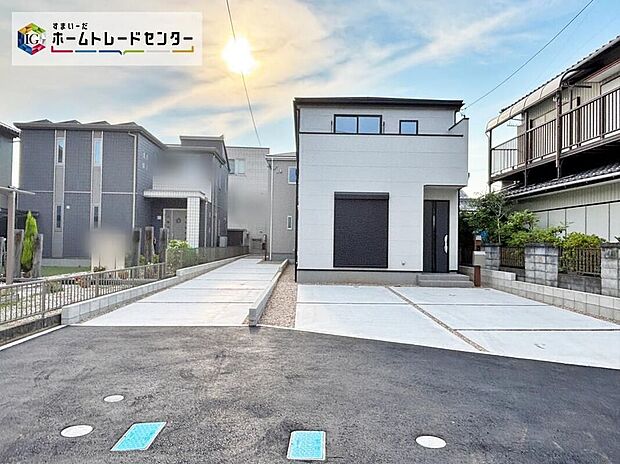 【現地外観写真】【１号棟】流行に左右されず、将来にわたって価値が継続する「上質」な佇まい。おしゃれな雰囲気や自然の潤い、親しみやすさといった暮らしを豊かにしてくれる住空間です。