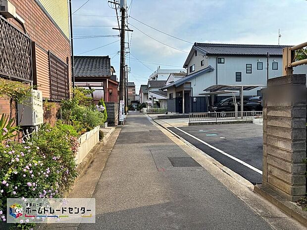 【前面道路含む現地写真】前面道路は交通量の少ない道路です。ゆとりがあり、駐車時もゆっくりと落ち着いて行える立地環境になっています♪　　