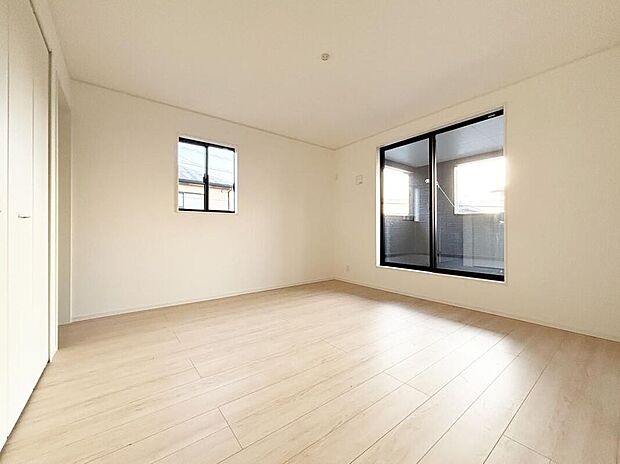 【リビング以外の居室】【２号棟】広々とした居住空間は日々の暮らしを彩り、心のやすらぎと満足感を与えてくれます。通風と採光を考慮した設計は子供たちはのびのび育ち、家族のくつろぎと団らんを生み出します。