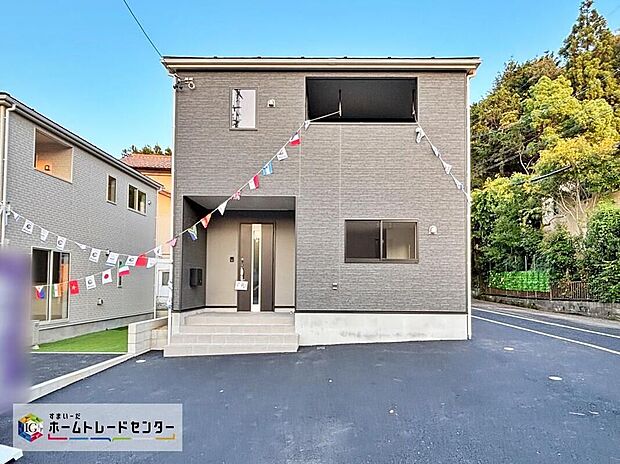 【現地外観写真】【２号棟】平日・お仕事帰りなど、いつでもご案内させていただきます！デザイン・目に見える設備面も大切ですが、耐震構造で地震に強い家の為、次代へ繋ぐ強固な住宅です。